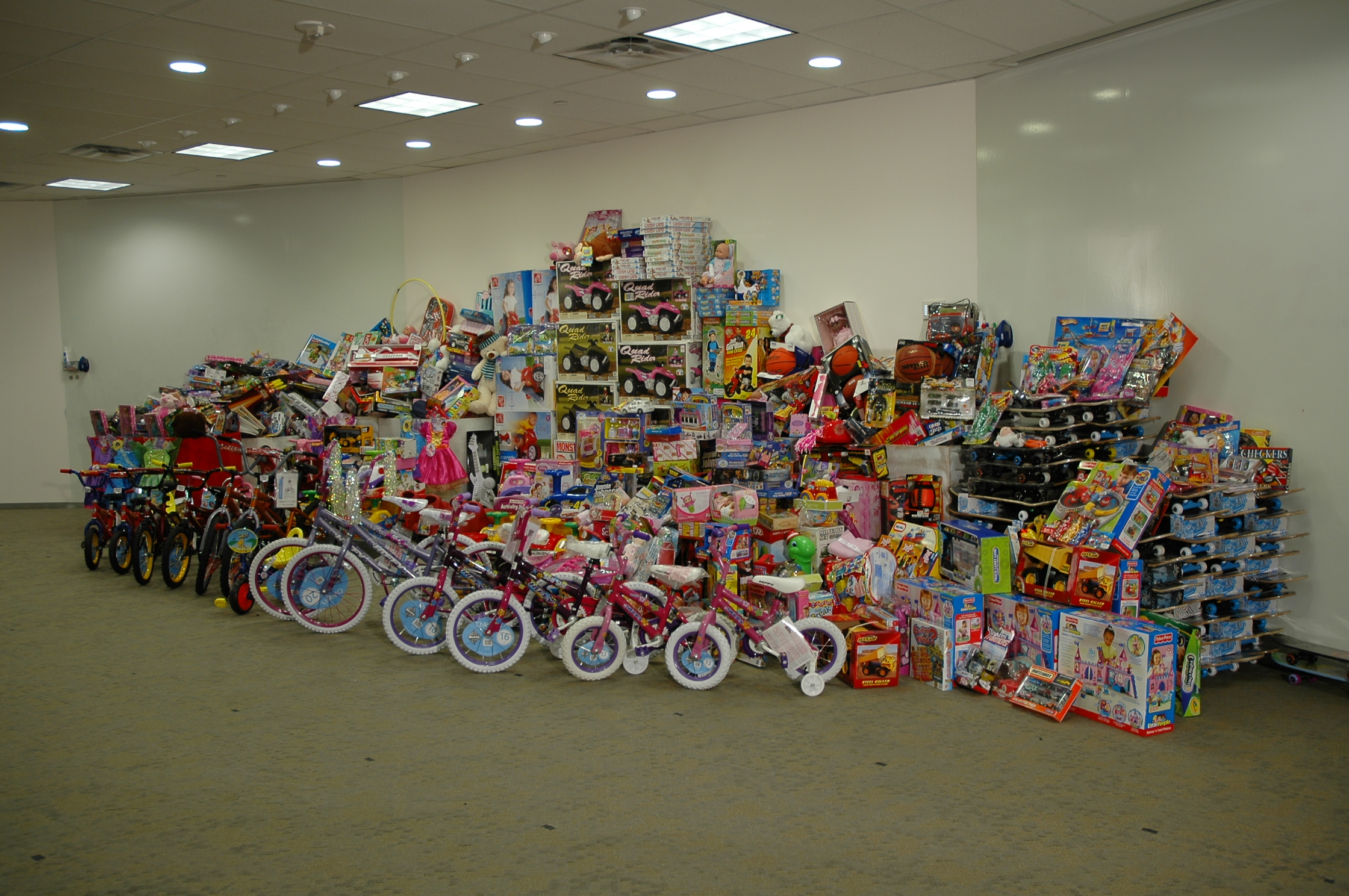 Toytopia. Много игрушек. Много детских игрушек. Очень много игрушек. Очень много разных игрушек.